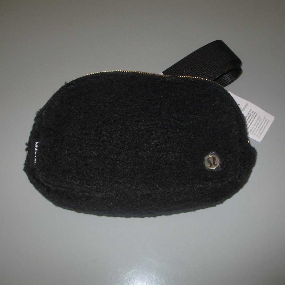 Lululemon Everywhere Fleece Belt Bag Black & Gold - NWT - Picture 4 of 8